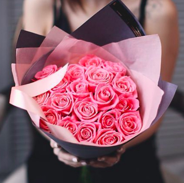 Цветы арск. Букет из 17 розовых роз. Розовые розы в упаковке. Букет из роз «семнадцать». Красивый букет из 17 роз.